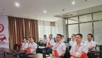 玉柴物流集團(tuán)組織觀看紀(jì)念中國(guó)人民抗日戰(zhàn)爭(zhēng)暨世界反法西斯戰(zhàn)爭(zhēng)勝利80周年閱兵式